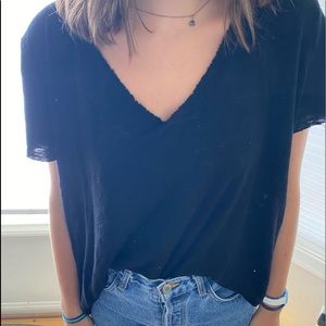 V NECK BASIC BLACK TEE